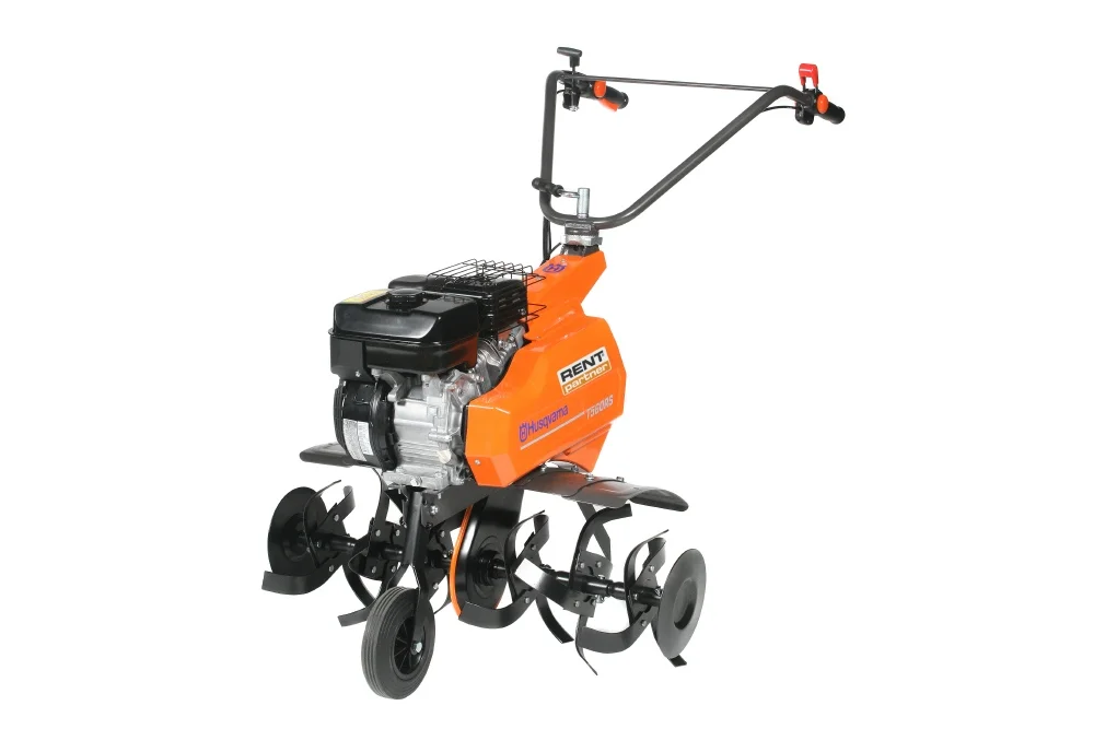 Eine orangefarbene, benzinbetriebene Motorhacke vor weißem Hintergrund.